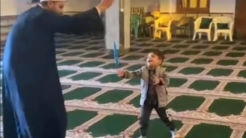 اللهو داخل مسجد بالإسماعيلية،