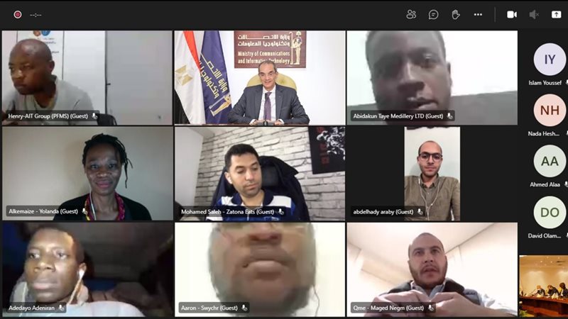 وزير الاتصالات خلال