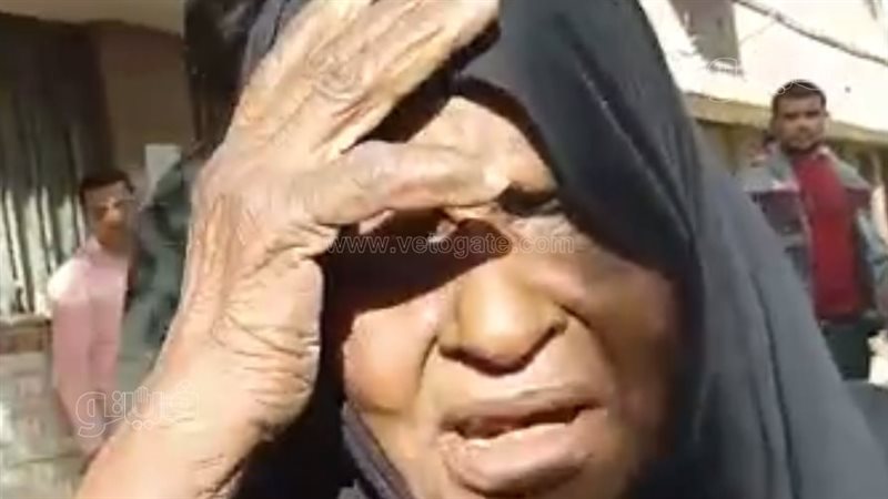 سيدة عجوزة أمام مصلحة