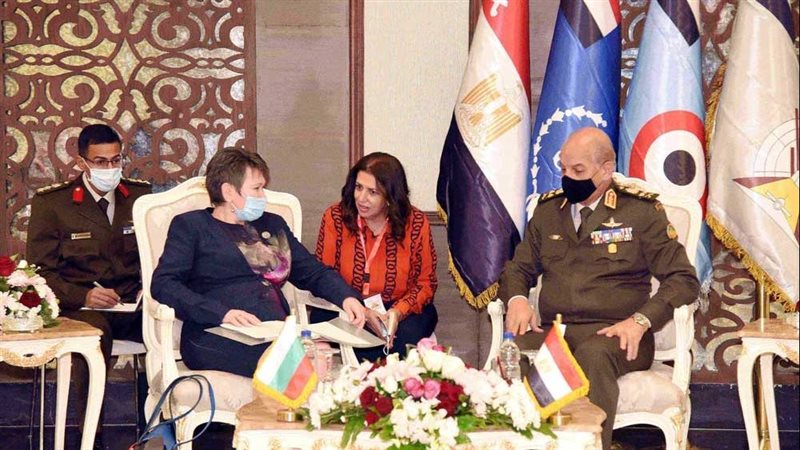 وزير الدفاع يعقد