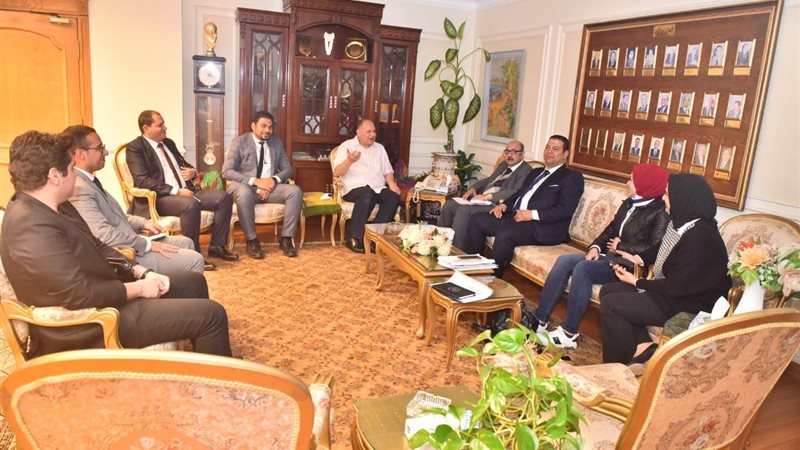 اجتماع محافظ أسيوط