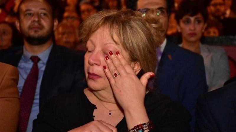 بكاء الفنانة سمية