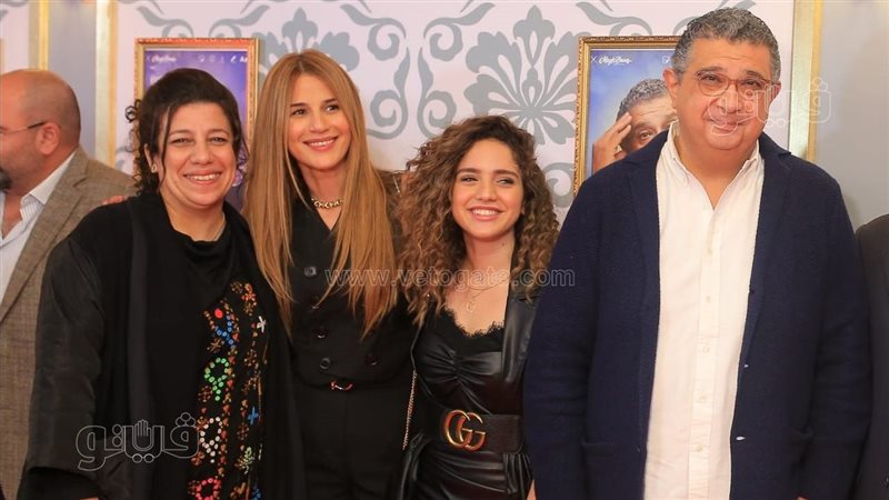أبطال موضوع عائلي