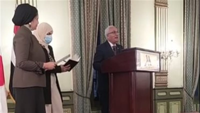 لحظة تكريم أول فريق