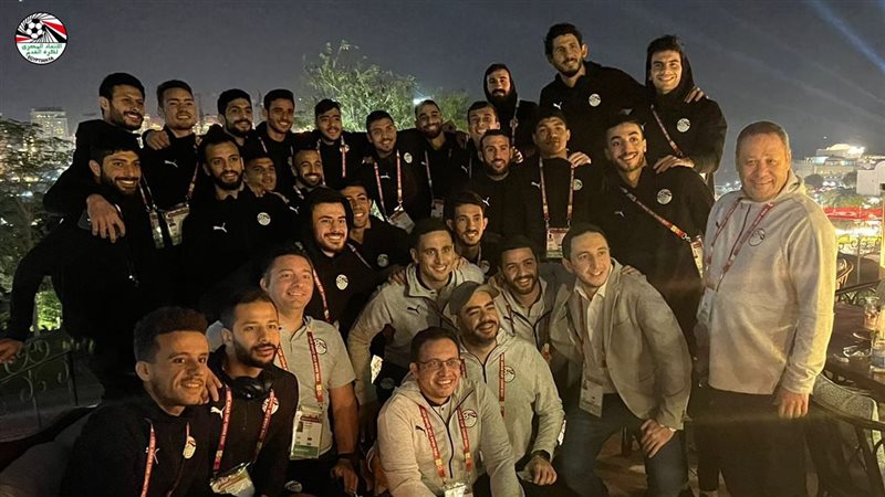 المنتخب يتناول العشاء
