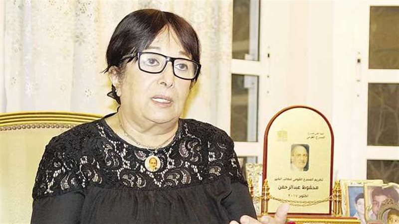 الفنانة سميرة عبدالعزيز