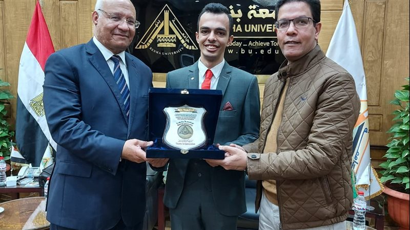 رئيس جامعة بنها يلتقي