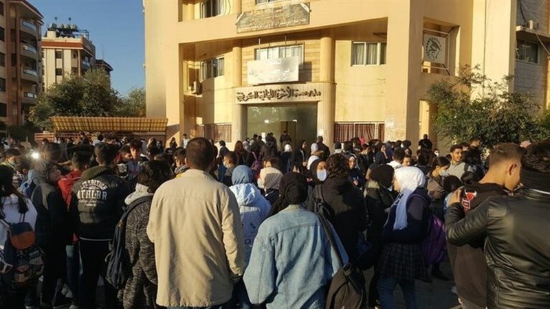 تجمهر أمام مدرسة