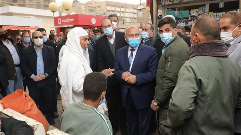 وزير النقل خلال الجولة