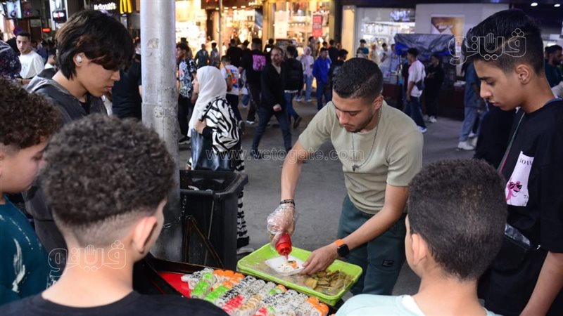 بائع سوشي على رصيف
