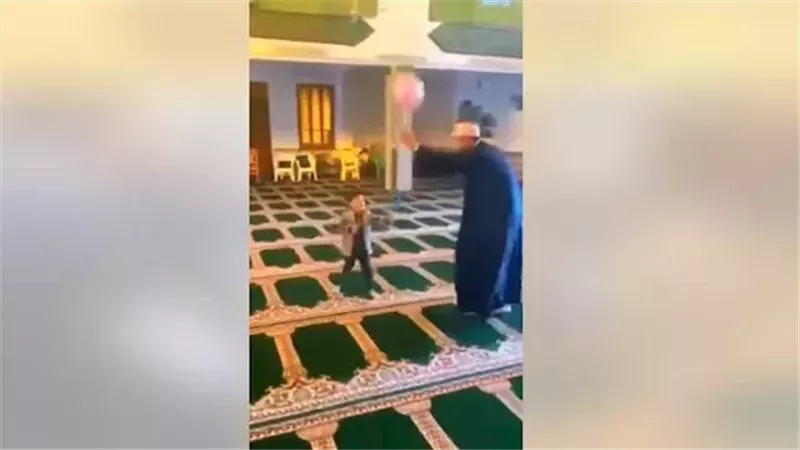 مشايخ يلعبون بالبالونات