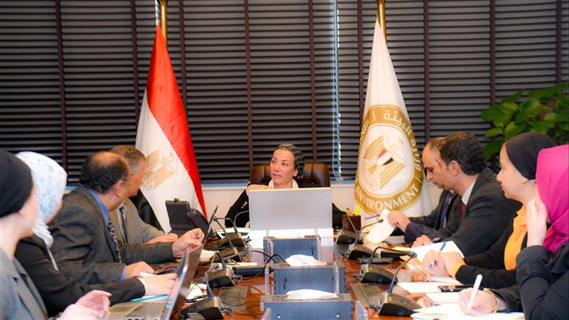 وزيرة البيئة تناقش