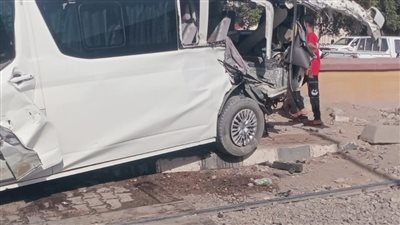 قطار يصدم ميكروباصا دون إصابات فى أسوان (صور)