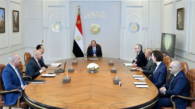  السيسي يتابع عددًا من مشروعات ألستوم الفرنسية بمجالات النقل في مصر 