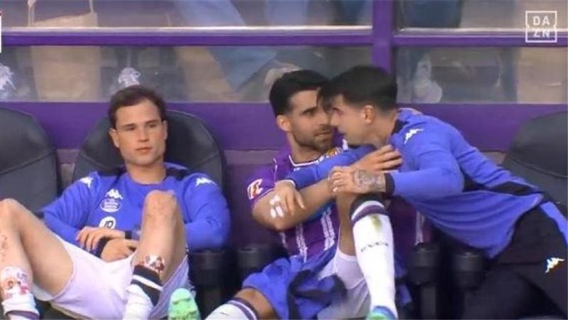 لاعب يعتدي على زميله