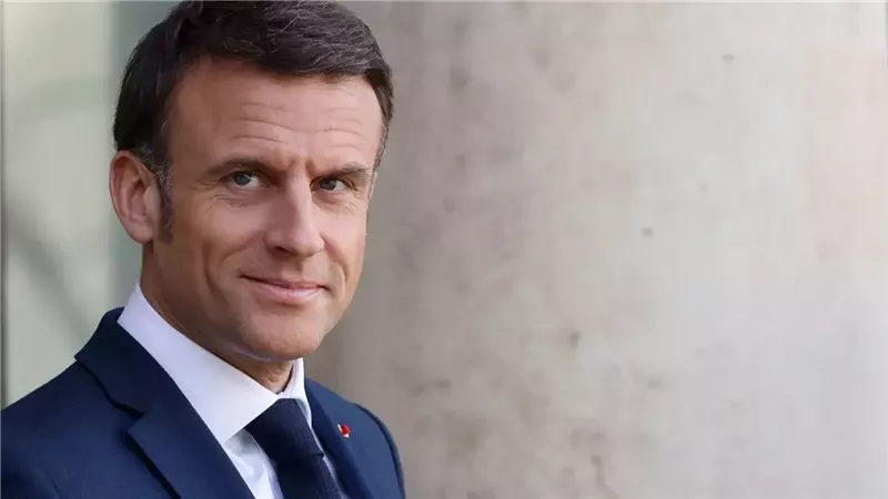 ماكرون، فيتو 