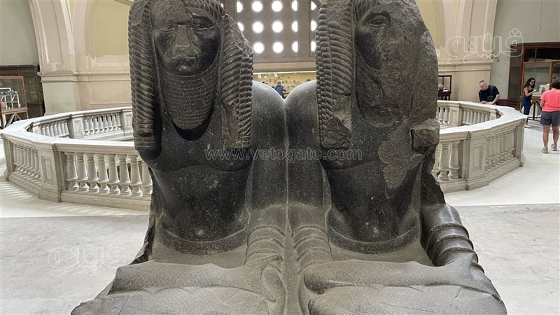 تمثال مزدوج للملك