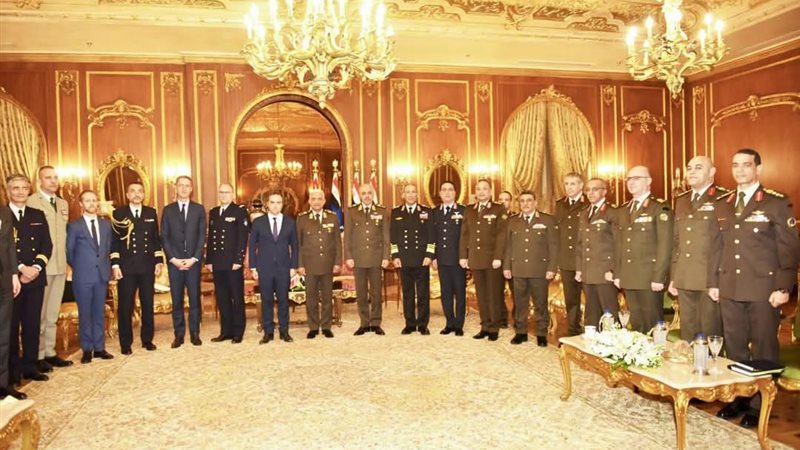  وزير الدفاع والإنتاج