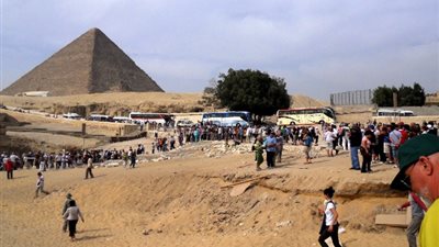 شركات السياحة تبحث إدخال تعديلات على تجربة التشغيل التجريبي لزيارة الأهرامات