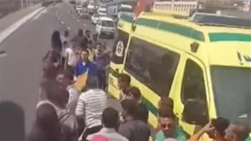 ام تلقي اطفالها من