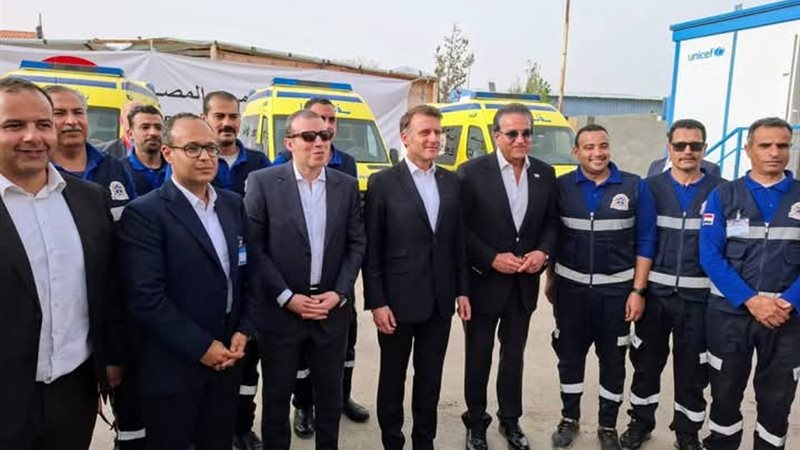 الرئيس الفرنسي يرافقة