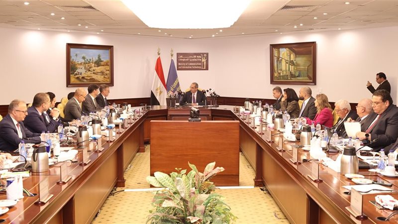 وزير الاتصالات والوفد