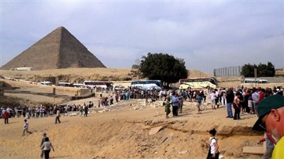 السياحة تكشف حقيقة الاستعانة بلودر للقيام بأعمال حفر في محيط منطقة الأهرامات
