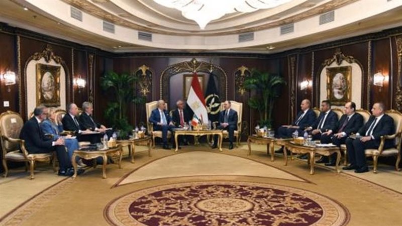 وزير الداخلية يبحث