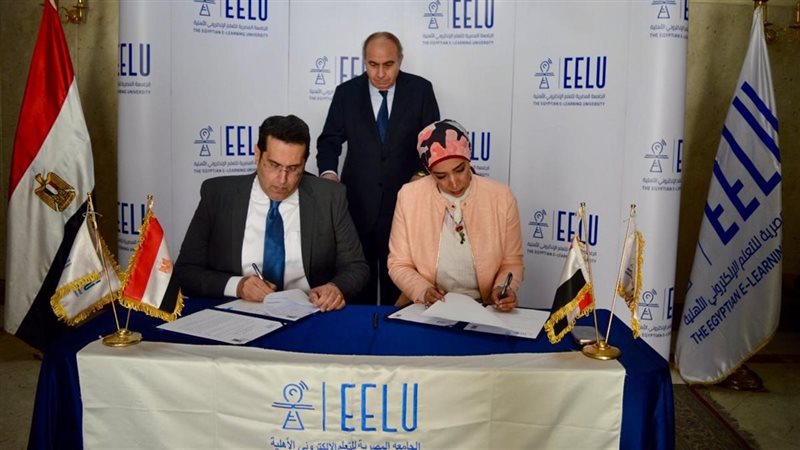 أثناء التوقيع 