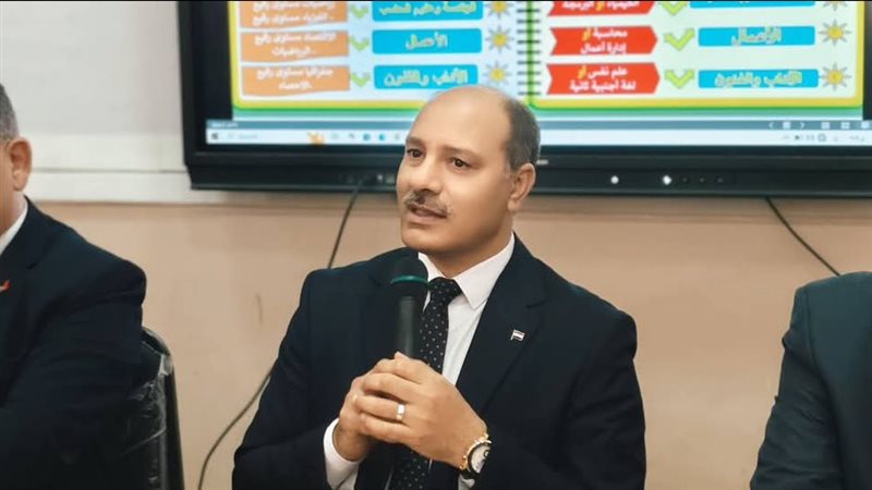 جلسة نقاشية لمديرى
