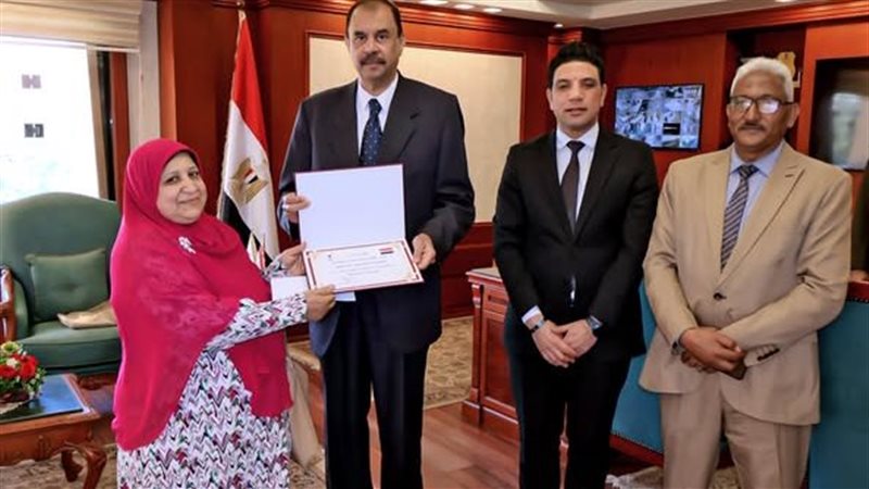 محافظ سوهاج يكرم