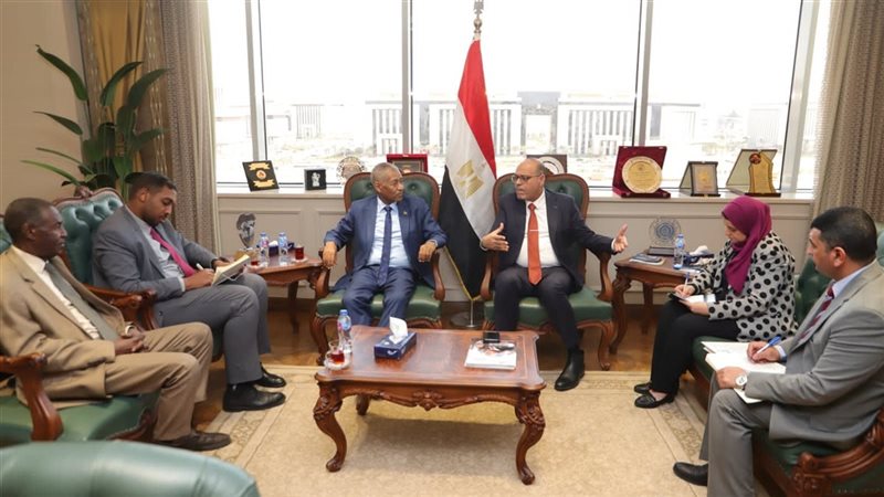 وزير العمل يستقبل