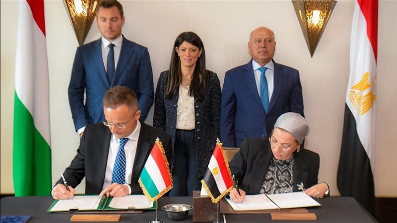 وزيرة البيئة تستعرض