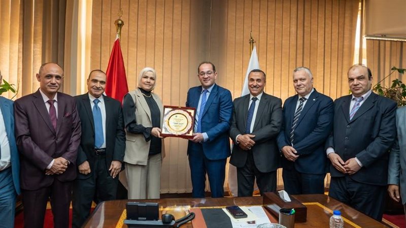 وزير المالية مع المكرمين