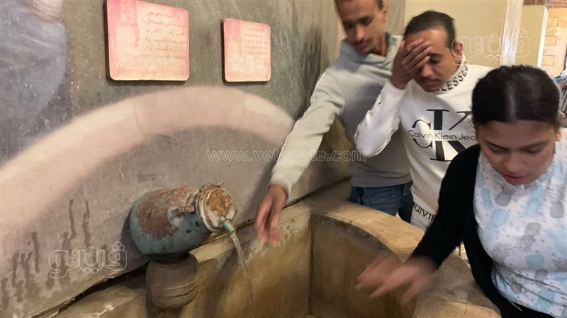 الزوار يتبركون من