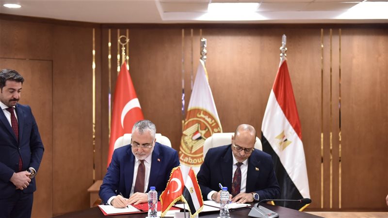 وزير العمل مع نظيره