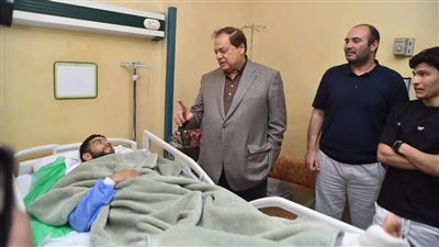 أبو العينين ولاعبو سيراميكا يزورون أحمد القندوسي بالمستشفى (صور)