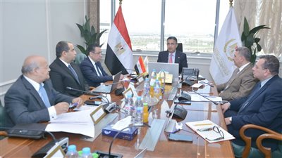 خلال اجتماع مع رئيس مصلحة الدمغة، وزير التموين يؤكد أهمية الرقابة على الذهب 