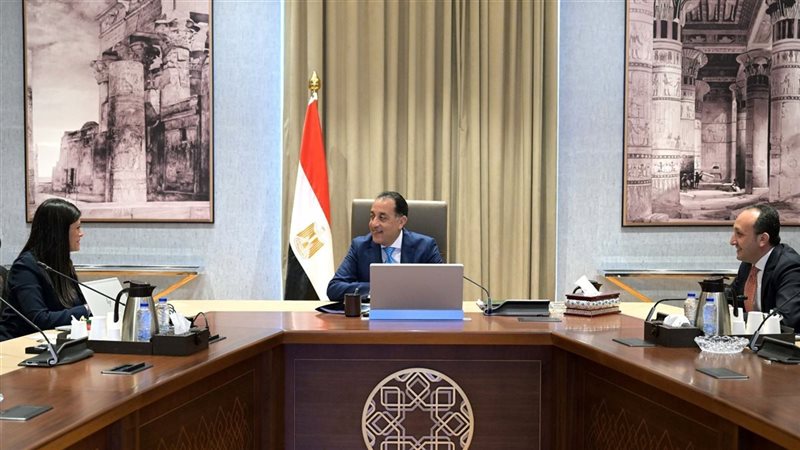 رئيس الوزراء مع وزيرة