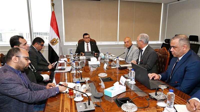 وزير الاسكان مع مسئولي