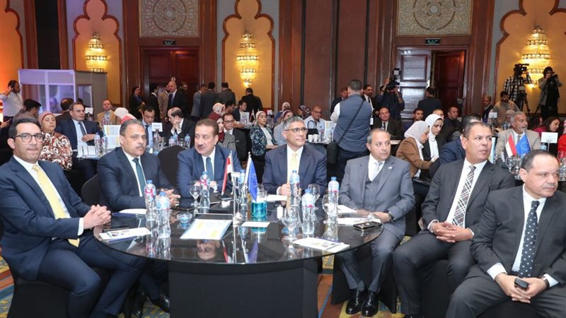 محافظ الشرقية بالمؤتمر