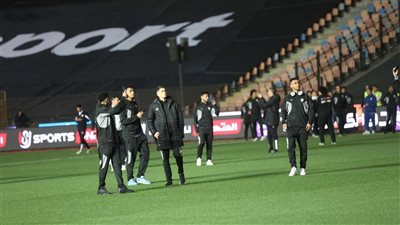 لاعبو الزمالك يتفقدون أرضية ملعب مباراة سموحة 
