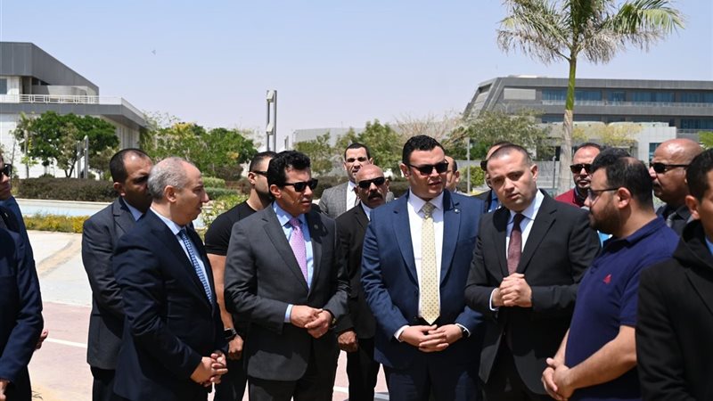 وزيرا الإسكان والشباب
