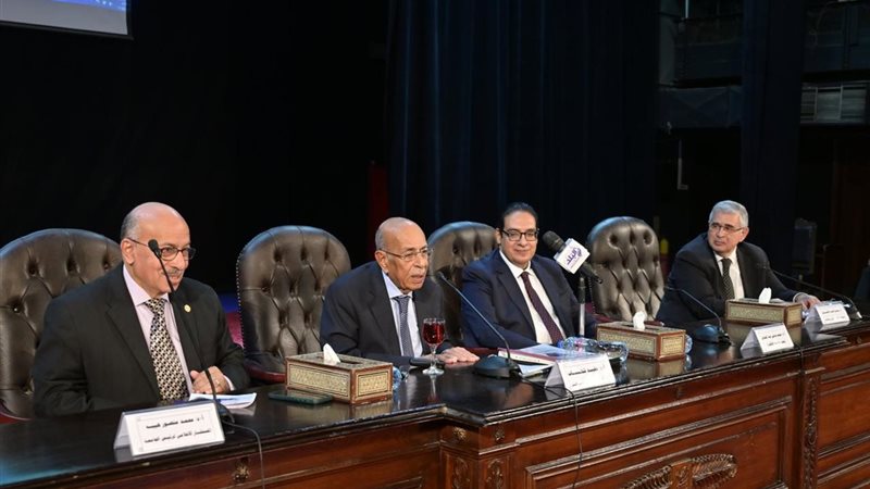 جامعة القاهرة تواصل