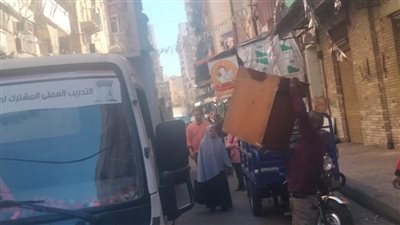 حملات موسعة لإزالة الإشغالات بسوقى الجمعة والحمام في الإسكندرية