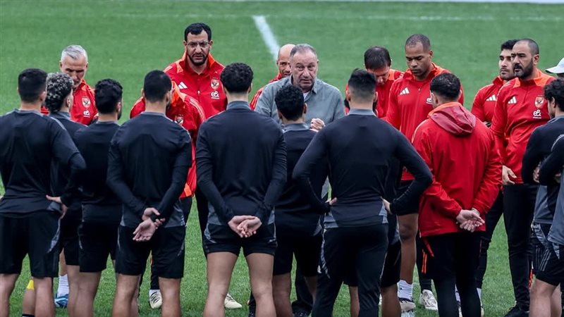 فريق الكرة بالأهلي
