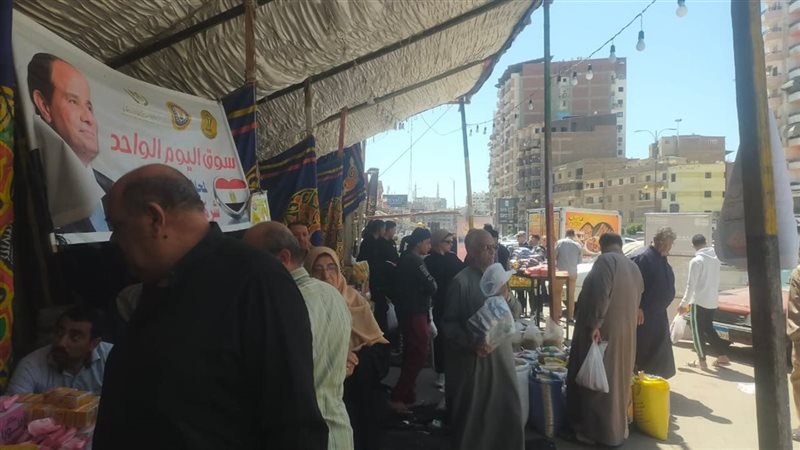 إقبال على سوق اليوم
