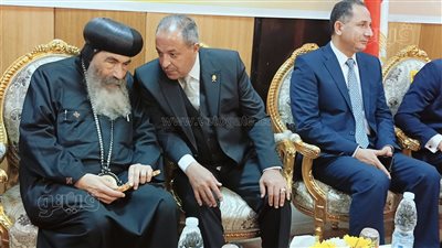 محافظ بورسعيد يزور الكاتدرائية لتقديم التهنئة بعيد القيامة المجيد (صور)