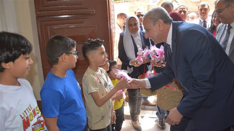 محافظ الغربية يزور