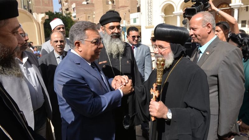محافظ الدقهلية بالكنائس
